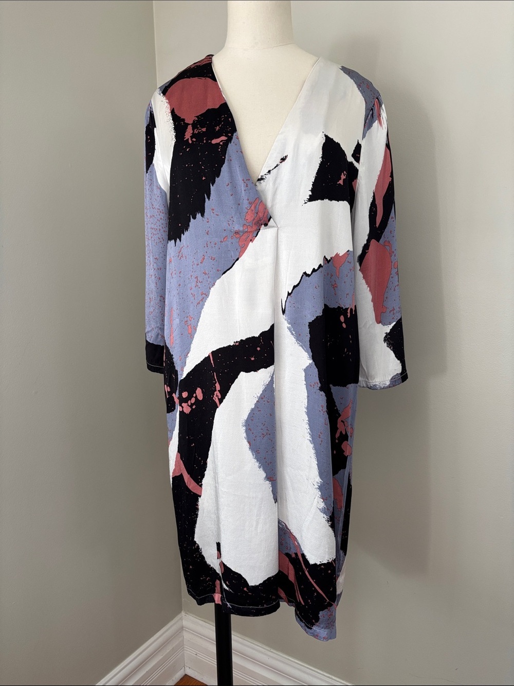 Minimum Abstract Print V-Neck Shift Dress in White, Black, Rose and Lilac Sz 38